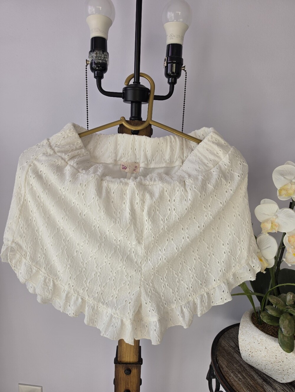 #2651, Signed SO white eyelet lace ruffle shorts Sz M, nwot